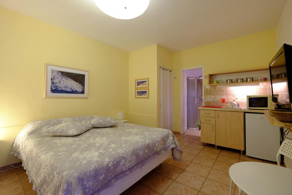 Gil'S Guest Rooms Neve Zohar Δωμάτιο φωτογραφία