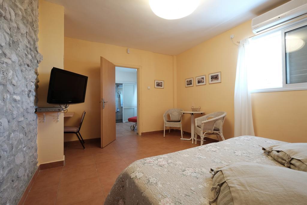 Gil'S Guest Rooms Neve Zohar Δωμάτιο φωτογραφία